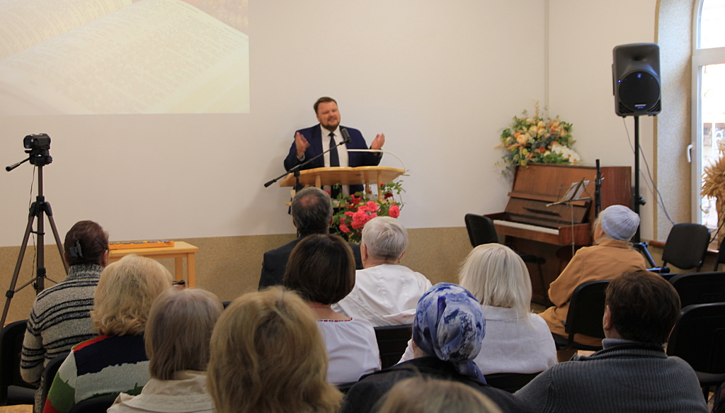 Пастор Андрей Выпущенко приветствует собрание