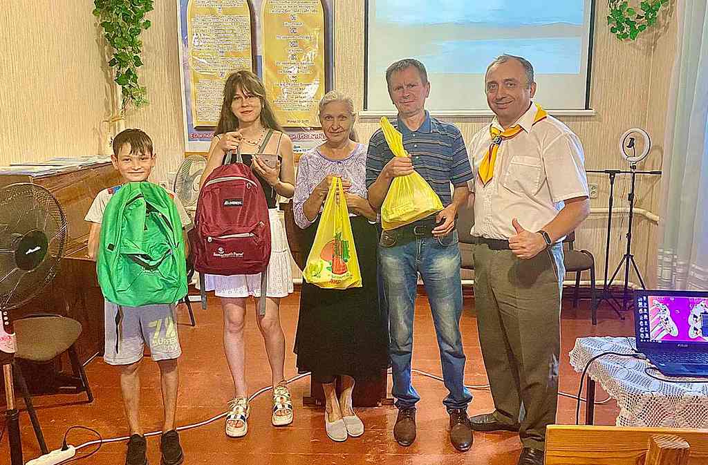 Клуб Следопыт вручил детям в Константиновке подарки к новому учебному году