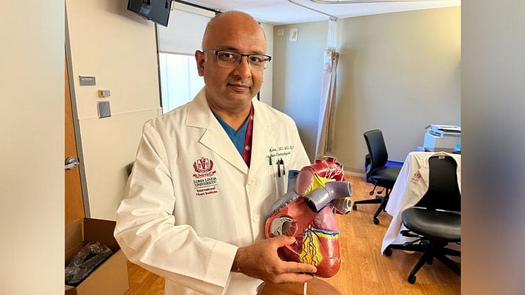 Кардиолог-электрофизиолог Камал Котак демонстрирует место установки беспроводного кардиостимулятора в сердце человека. [Фото: Loma Linda University Health News]