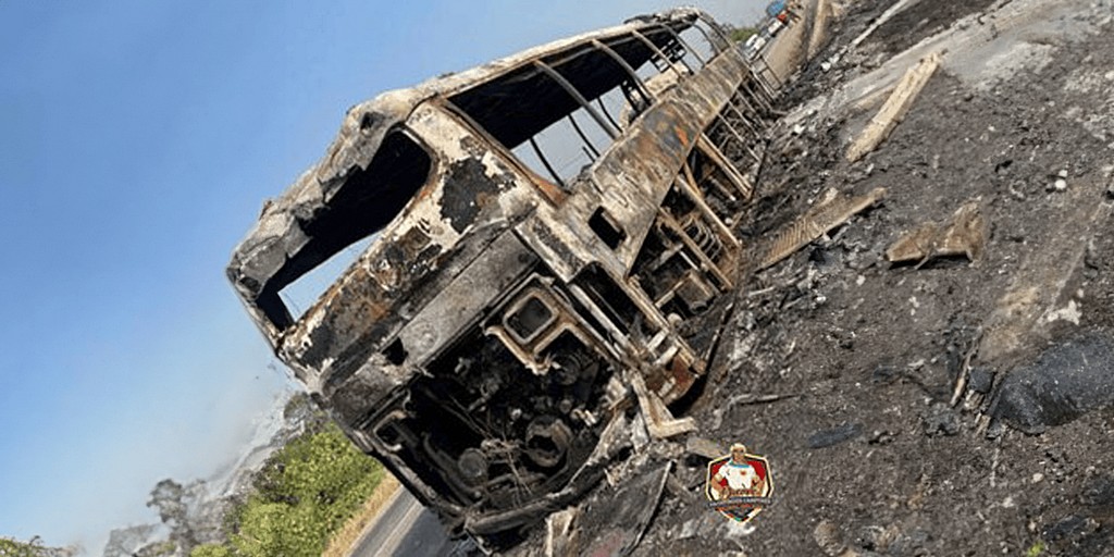 Автобус, перевозивший группу Следопытов из Кумаси в Аккру в Гане, сгорел 24 декабря, но никто не пострадал. [Фото: Новости Западного Центрально-Африканского дивизиона]