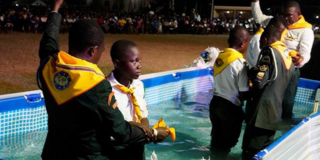 Церемония крещения по окончании Следопытского лагеря Западного Центрально-Африканского дивизиона 2023 года в Аккре, Гана, 30 декабря. [Фото: Новости Западного Центрально-Африканского дивизиона]