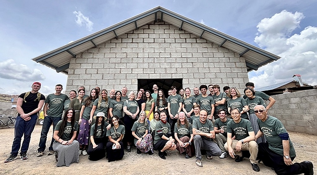 Групповая фотография волонтерской группы церкви адвентистов седьмого дня из Трайона, которая служила в южном Перу в декабре. [Фото: Maranatha Volunteers International]