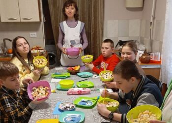 У церкві Дніпра вчать дітей готувати корисні десерти