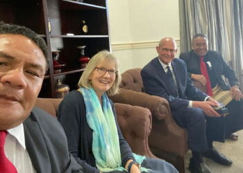 Президента Генеральной конференции тепло встречают в Тонга