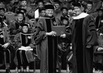 Университет Эндрюса присуждает почетную докторскую степень многолетнему защитнику волонтерского движения