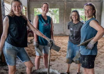 Канадские волонтеры помогают строить санаторий в перуанских джунглях