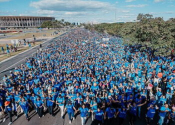 В Бразилиа тысячи людей идут в защиту мира и провозглашают свою веру в Бога