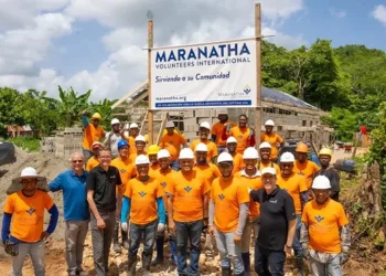 Адвентистские пасторы в Доминиканской Республике добровольно участвуют в строительстве церкви