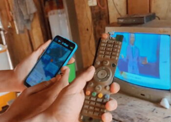 Антенна соединяет молодого человека и его семью с Евангелием