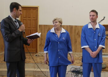 На урочистому служінні у Дніпрі двоє людей приєдналися до Божої церкви